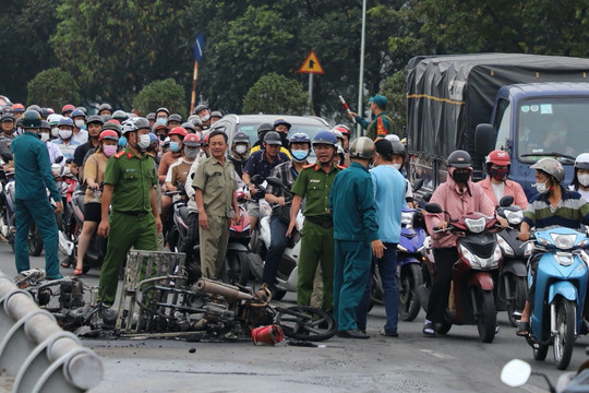 2 xe máy bốc cháy sau va chạm, nghìn người ở TP.HCM “chôn chân” trên đường