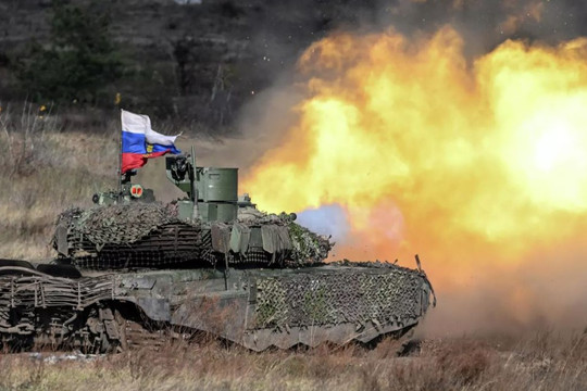 Siêu tăng T-90M Nga công phá căn cứ quân sự kiên cố của Ukraine