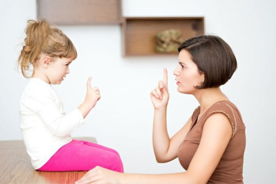 Giao tiếp không lời -  Bí quyết khi cảm thấy khó nói chuyện với trẻ