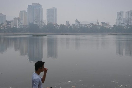 Người dân Thủ đô khó thở, nhức mắt khi ra đường trong ngày không khí ô nhiễm tệ thứ 3 thế giới