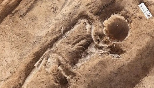 Khai quật bộ xương hơn 1.000 năm tuổi với hộp sọ rỗng của nữ quý tộc