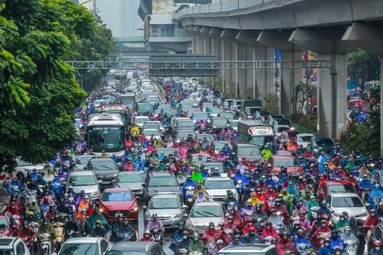 Hà Nội: Người dân vật lộn với tắc đường trong mưa lạnh
