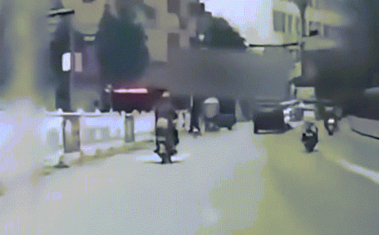Video: Mẹ bất cẩn đánh rơi con xuống đường nhưng không hề biết