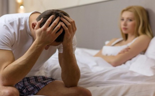 Người đàn ông hơn 30 tuổi phải ngủ riêng vì không thể “đáp ứng” được vợ