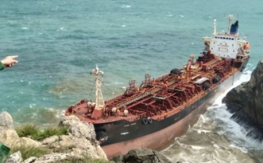 Tàu sắt nước ngoài 14.000 tấn trôi dạt vào bờ biển Quảng Nam