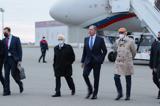 Máy bay chở Ngoại trưởng Lavrov bị ép bay đường vòng, Nga đe "hàng nghìn quan chức NATO sẽ chung số phận"