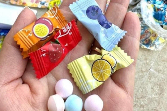Nhiều học sinh ngộ độc khi ăn kẹo lạ: Bác sĩ chỉ cha mẹ cách xử trí