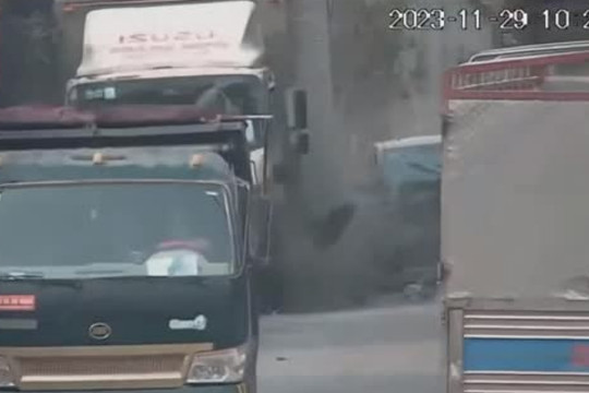 Clip: Bị xe “hổ vồ” tông từ phía sau, ô tô con lao đầu vào xe tải, gặp nạn kinh hoàng