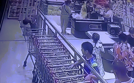 Clip: Bé trai bị điện giật do chạm vào lan can siêu thị