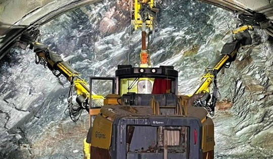 Cận cảnh robot đào hầm xuyên núi trên cao tốc qua Hà Tĩnh