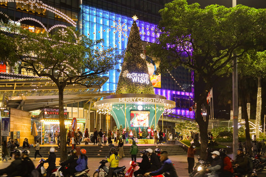 Trung tâm thương mại Hà Nội trang hoàng lộng lẫy đón Giáng sinh 2023