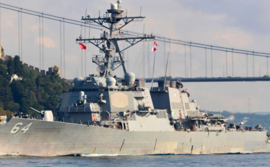 Loạt tàu chở hàng bị trúng tên lửa Houthi, tàu chiến Mỹ đánh chặn 3 UAV
