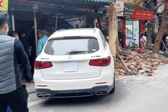 Xe Mercedes đâm đổ tường nhà cổ 150 tuổi trên phố Hàng Bạc: Nữ tài xế vi phạm nồng độ cồn