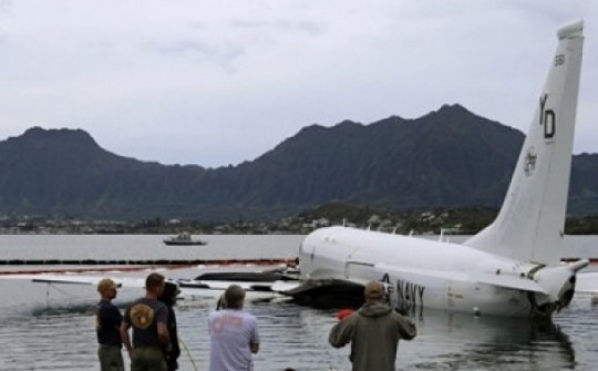Máy bay khổng lồ của Mỹ mắc kẹt trên rạn san hô