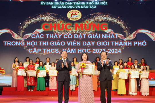 Hà Nội trao thưởng giáo viên dạy giỏi thành phố cấp THCS