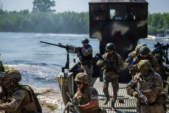 Canh bạc mạo hiểm của Ukraine khi mở mặt trận mới ở tả ngạn sông Dnipro