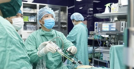 Gia đình người Úc đưa con gái 4 tuổi sang Việt Nam phẫu thuật