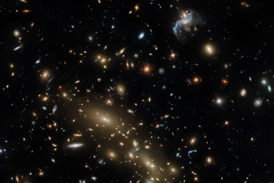 Hai cụm thiên hà trong một hình ảnh duy nhất của Hubble