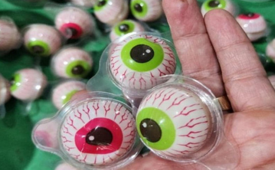 Hà Nội: Thu giữ số lượng lớn kẹo hình mắt người