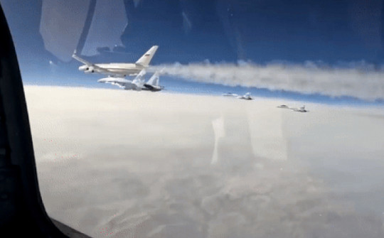 Điện Kremlin giải thích lý do phi đội Su-35S mang vũ khí hộ tống ông Putin ở nước ngoài