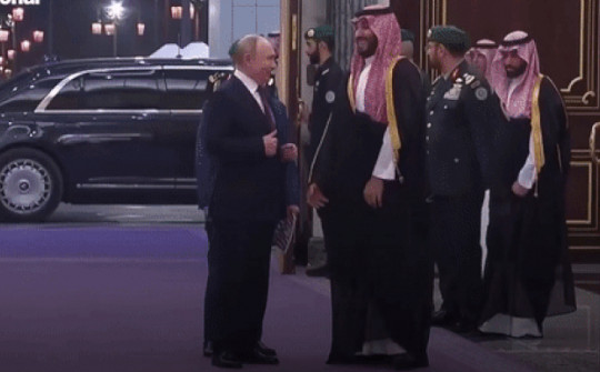 Cái bắt tay gây chú ý giữa ông Putin và thái tử Ả Rập Saudi