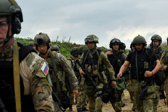 Du kích Ukraine loan tin đơn vị Nga trúng "mỹ nhân kế", 24 binh sĩ thiệt mạng vì uống rượu độc