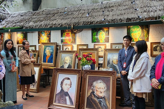 Trao tặng trường Alfred Nobel 10 bức tranh nhà soạn nhạc nổi tiếng thế giới