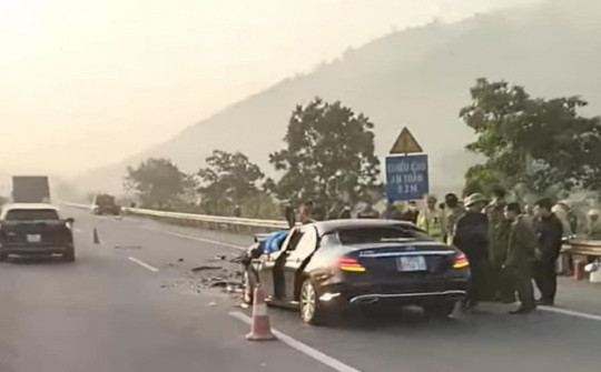 Tài xế Mercedes tử vong sau va chạm khủng khiếp trên cao tốc
