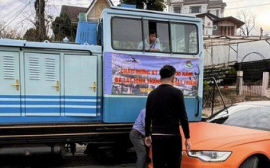 Xe của ca sĩ Cao Thái Sơn va chạm với tàu hỏa