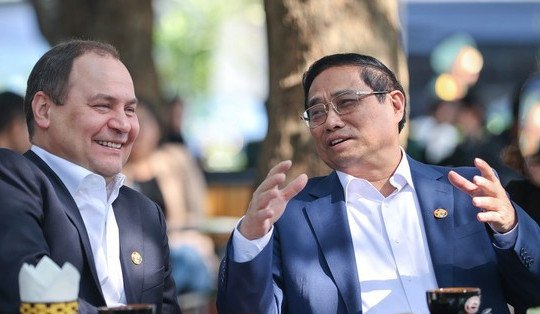 Hai Thủ tướng Việt Nam – Belarus uống cà phê, thăm Cột cờ Hà Nội
