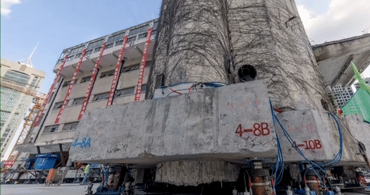 Công nghệ đáng kinh ngạc của các “pháp sư Trung Hoa”: Khiến tòa nhà nặng 7.000 tấn tự “đi bộ” sang chỗ mới