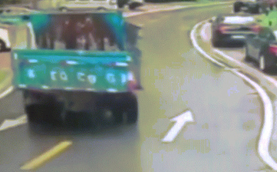 Video: Bị cánh cửa ở thùng sau xe tải đập trúng, hai cha con bất ngờ văng khỏi xe máy