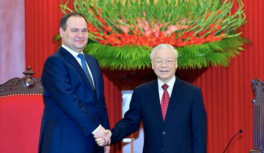 Tổng Bí thư Nguyễn Phú Trọng tặng Thủ tướng Belarus sách về ngoại giao cây tre