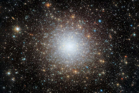 Cụm sao cầu hơn 11 tỷ tuổi trong Mây Magellan Lớn (LMC) qua ảnh chụp Hubble