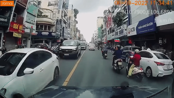 Thót tim với tình huống bất cẩn của người phụ nữ đi xe máy, ngã ngay trước mũi xe ô tô