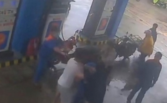 Mâu thuẫn khi đổ xăng, 2 người đàn ông dùng vỏ chai bia đánh nhân viên cây xăng bị thương