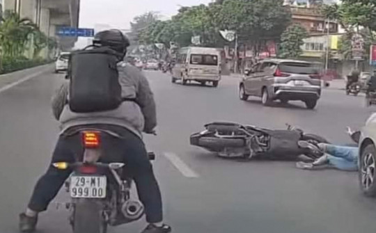 Tài xế xe máy tông người phụ nữ ngã ra đường rồi bỏ chạy