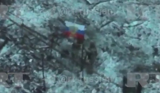 Binh sĩ Nga cắm cờ ở thành trì của Ukraine ở Donetsk