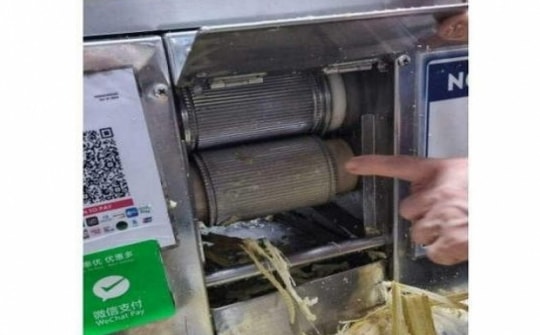 Vệ sinh nhưng quên tắt máy, người đàn ông bị cuốn tay vào máy ép mía 