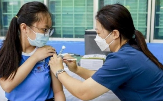 Trẻ em gái sắp được tiêm vaccine HPV ngừa ung thư cổ tử cung miễn phí