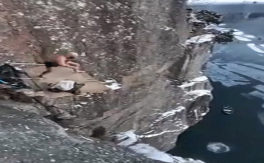 Video: Cú lặn "tử thần" xuống dòng sông băng từ vách núi hơn 40 mét thu hút hàng triệu lượt xem