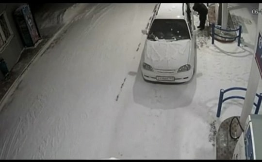 Khó hiểu hành động dùng bật lửa soi bình xăng của nam tài xế