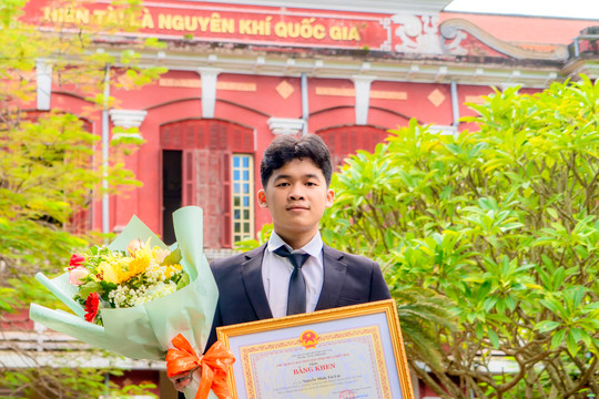Nam sinh xứ Huế nhận Bằng khen trong Kỳ thi Olympic Vật lý châu Á chia sẻ đam mê