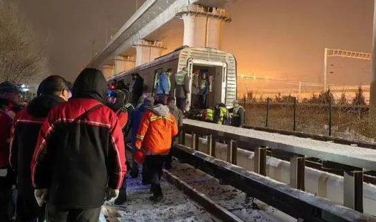 Tàu điện ngầm Bắc Kinh đang chạy bỗng đứt lìa toa giữa giờ cao điểm, 30 người bị thương