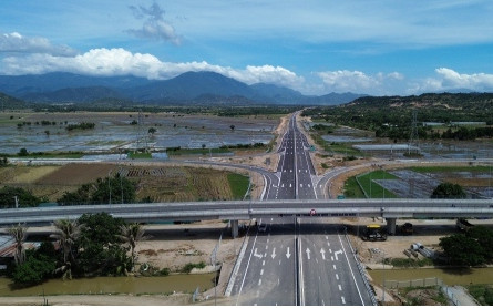 Cận cảnh cao tốc Cam Lâm - Vĩnh Hảo đảm bảo cán đích trước ngày thông xe