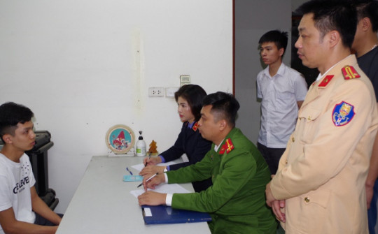 Tạm giữ thanh niên điều khiển ô tô húc văng 2 CSGT ở Hà Nam