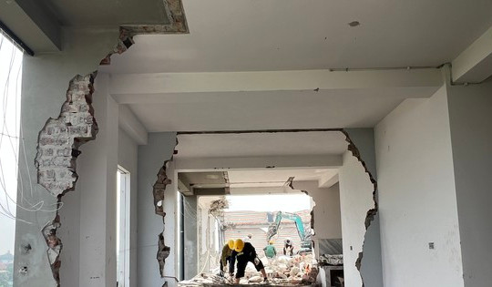 Cận cảnh phá dỡ chung cư mini 9 tầng xây dựng sai phép ở Hà Nội