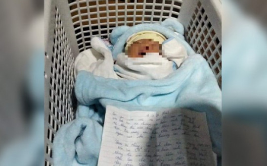Bé gái sơ sinh bị bỏ rơi trước cổng chùa với lá thư ‘mẹ xin lỗi con'