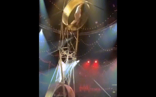 Video: Giây phút kinh hoàng diễn viên xiếc rơi từ "bánh xe tử thần khổng lồ" ở độ cao 10 mét