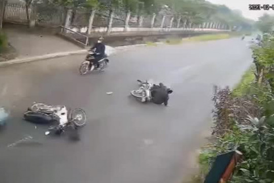 Clip: 2 tài xế xe máy gặp tai họa vì kiểu chạy xe như chốn không người